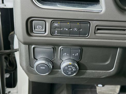 Used 2024 GMC Yukon SLT image 17