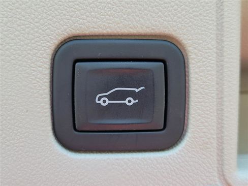 Used 2023 GMC Terrain Denali image 8