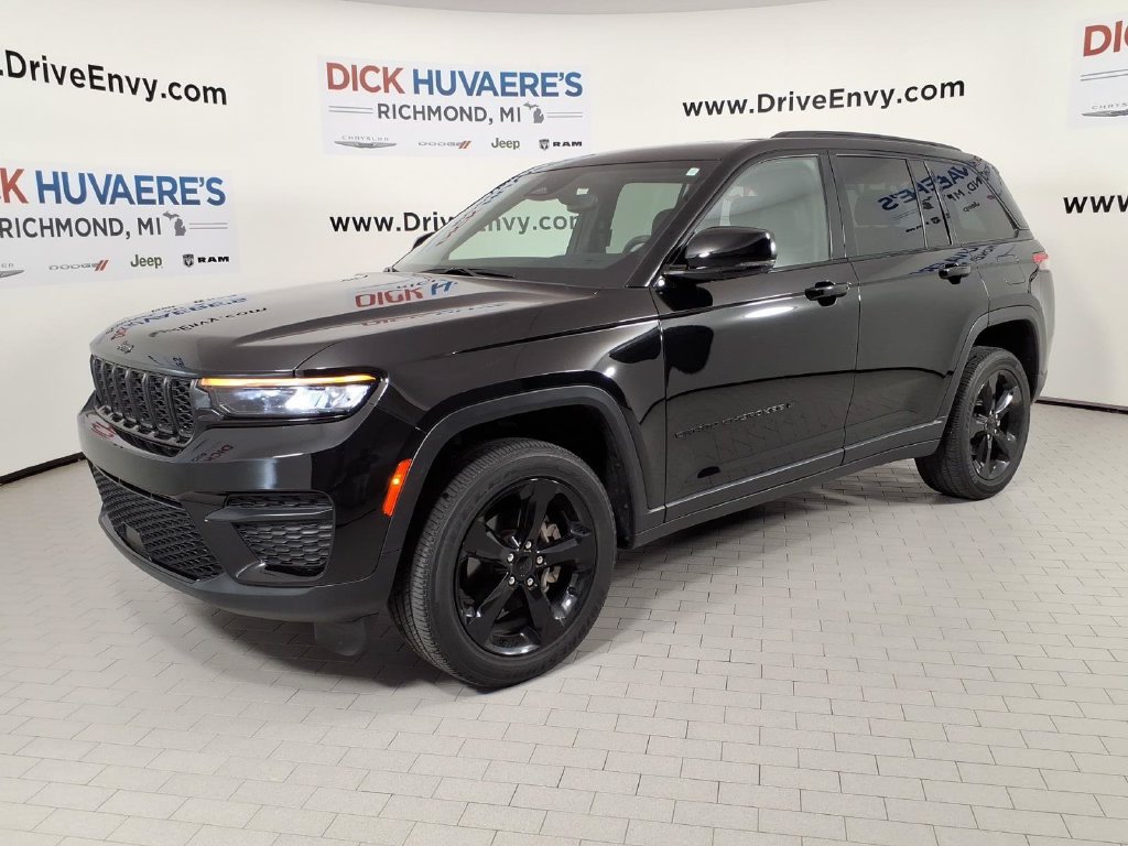 Used 2023 Jeep Grand Cherokee Altitude AWD/4WD image 1