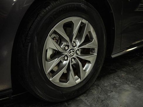 Used 2023 Toyota Sienna XLE FWD image 3