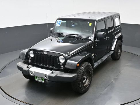 Used 2014 Jeep Wrangler Unlimited Sahara w/ Connectivity Group AWD/4WD image 33
