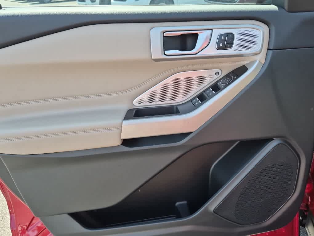Used 2024 Ford Explorer Limited w/ Limited Technology Package RWD image 11