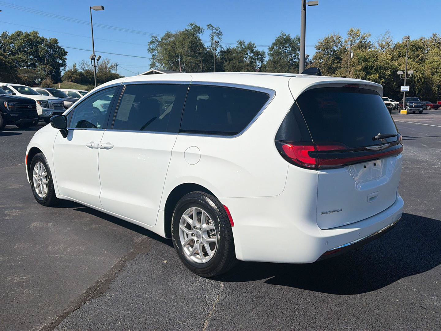 Used 2024 Chrysler Pacifica Touring-L FWD image 3
