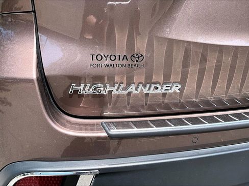Used 2017 Toyota Highlander Limited Platinum image 26