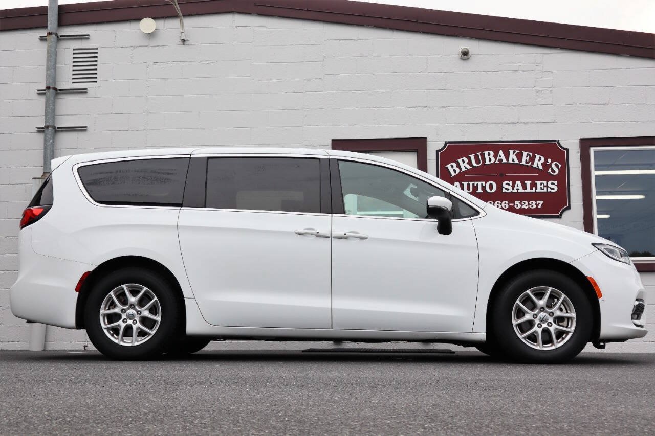 Used 2023 Chrysler Pacifica Touring FWD image 7