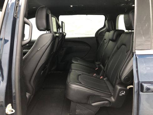 Certified 2025 Chrysler Pacifica Select w/ Uconnect Theater Family Group image 12