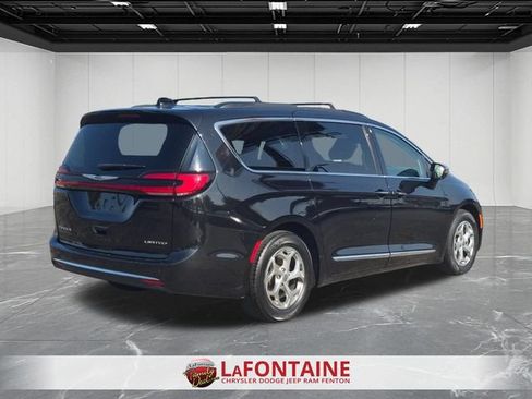 Used 2023 Chrysler Pacifica Limited FWD image 5