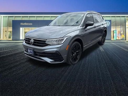Used 2022 Volkswagen Tiguan SE R-Line image 8