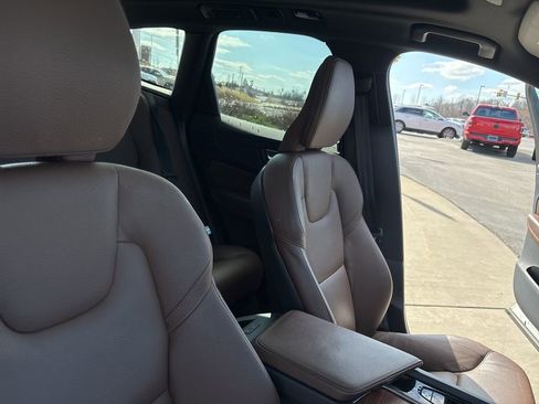 Certified 2023 Volvo XC60 B5 Plus w/ Climate Package image 33
