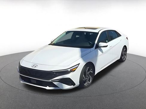 Used 2025 Hyundai Elantra Limited image 4