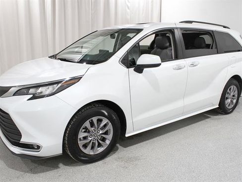 Used 2023 Toyota Sienna XLE image 3