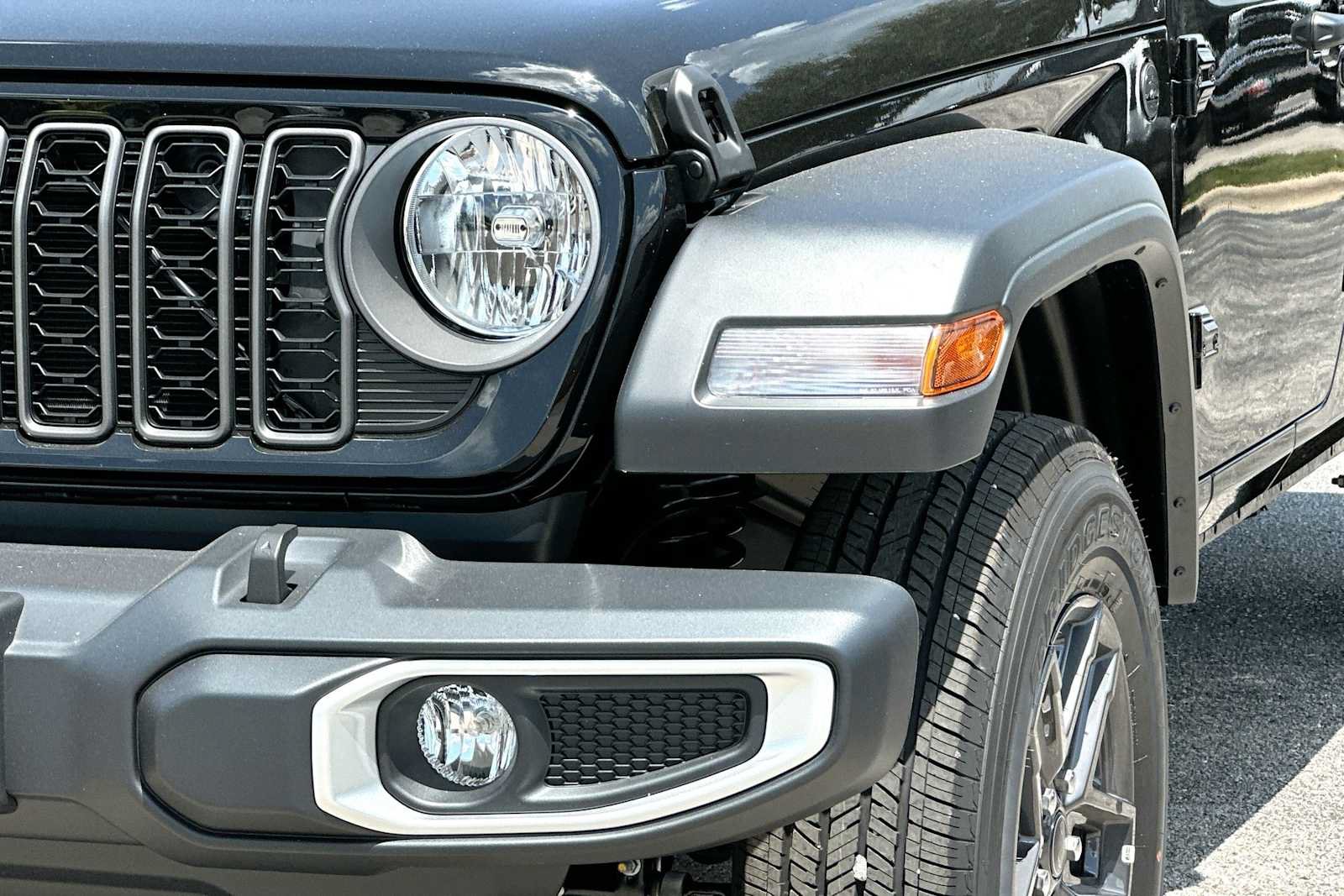 New 2026 Jeep Gladiator Sport AWD/4WD image 16