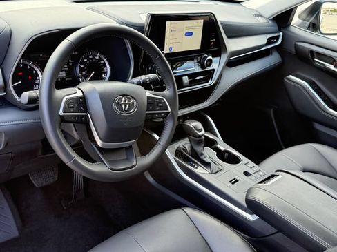 Used 2025 Toyota Highlander XLE FWD image 11