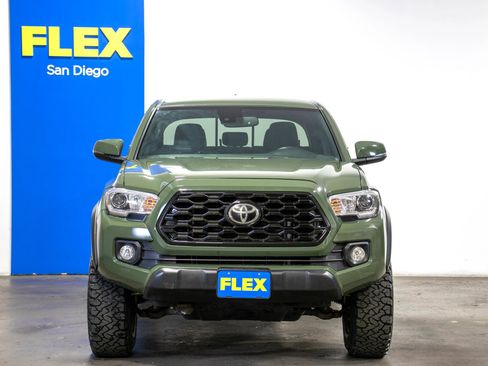 Used 2021 Toyota Tacoma TRD Off-Road w/ Technology Package AWD/4WD image 9