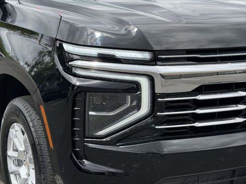 Used 2025 Chevrolet Suburban LT AWD/4WD image 12
