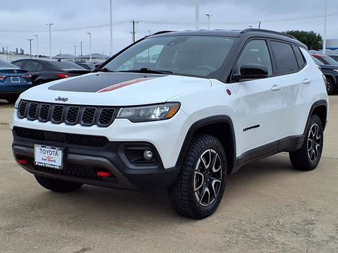 Used 2025 Jeep Compass Trailhawk AWD/4WD image 3