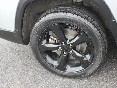 Used 2021 Jeep Grand Cherokee L Laredo image 38