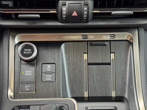 Used 2025 Lexus GX 550 w/ Accessory Package (2T) AWD/4WD image 31