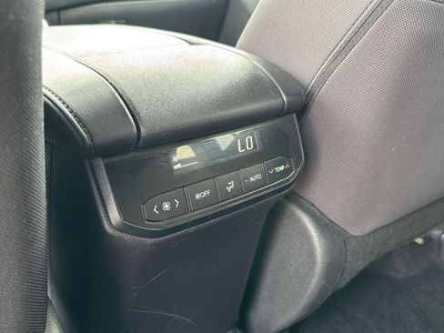 Used 2025 Toyota Highlander LE FWD image 25