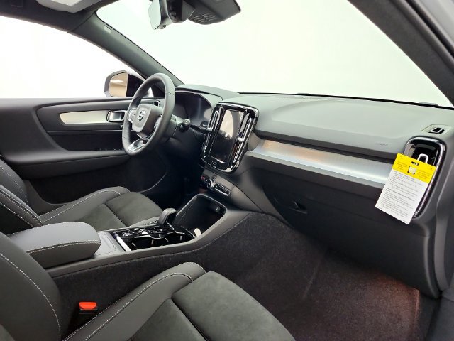 New 2026 Volvo XC40 B5 Ultra w/ Protection Package Premier AWD/4WD image 17