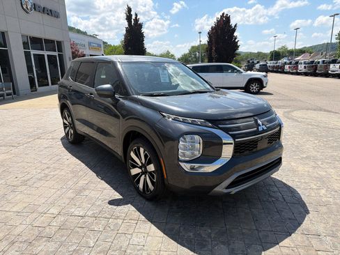 Used 2025 Mitsubishi Outlander SE FWD image 2