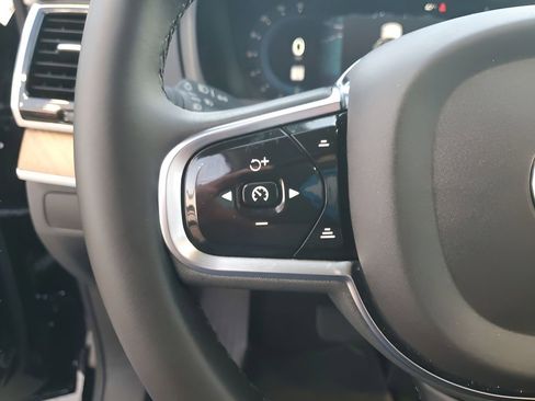 Used 2023 Volvo XC90 B6 Plus image 33