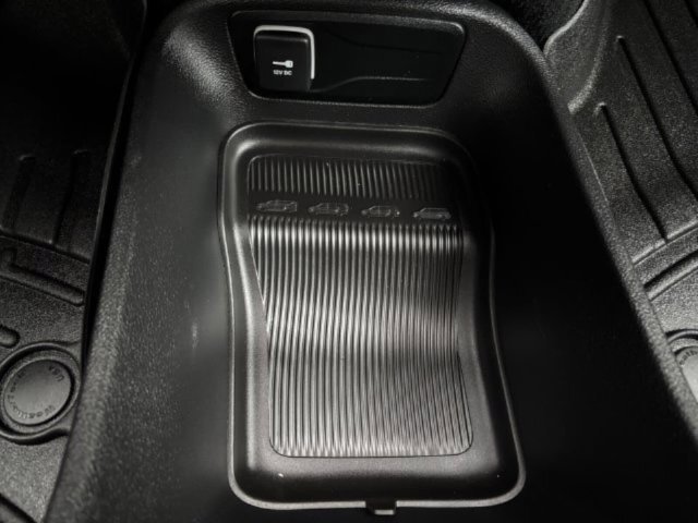 Used 2024 Chrysler Pacifica Touring FWD image 24
