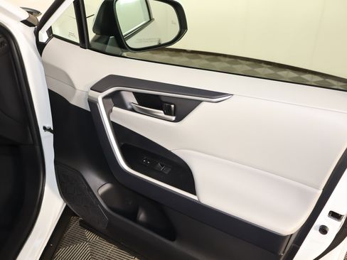 Used 2025 Toyota RAV4 XLE image 42