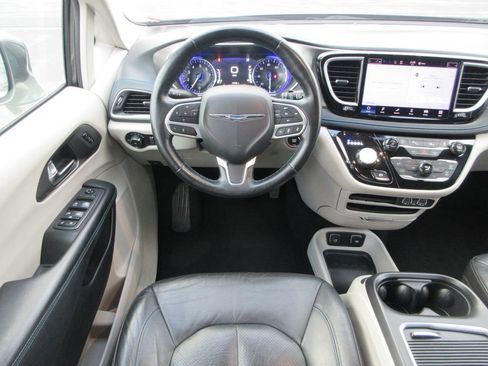 Used 2021 Chrysler Pacifica Touring-L image 14