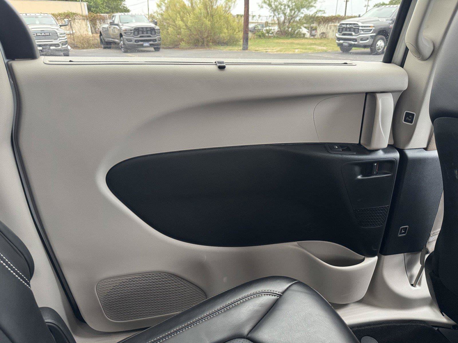 Used 2023 Chrysler Pacifica Touring-L FWD image 32