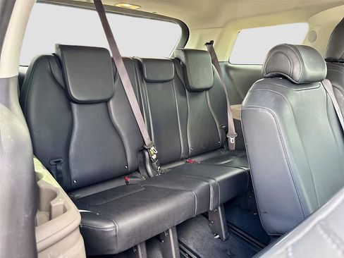 Used 2025 Kia Carnival FWD image 27