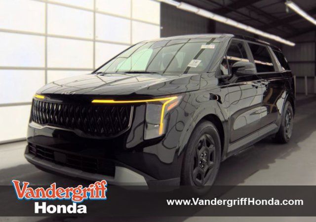 Used 2025 Kia Carnival FWD image 1
