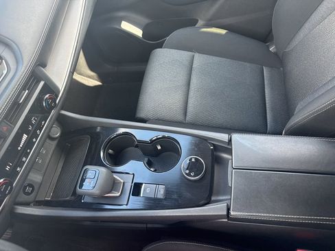 Used 2024 Nissan Rogue SV image 38