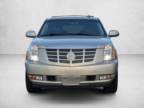 Used 2013 Cadillac Escalade Luxury image 2