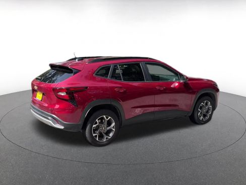 Used 2025 Chevrolet Trax LT FWD image 14