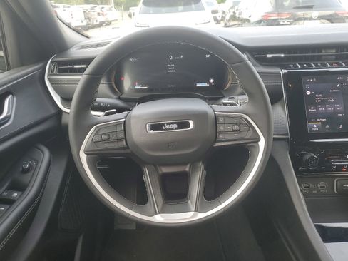 Used 2025 Jeep Grand Cherokee Altitude AWD/4WD image 12