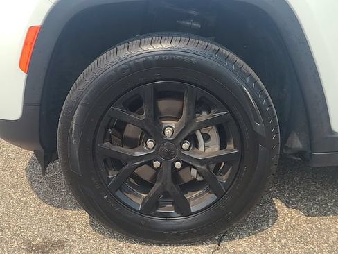 Used 2025 Jeep Grand Cherokee Altitude AWD/4WD image 10