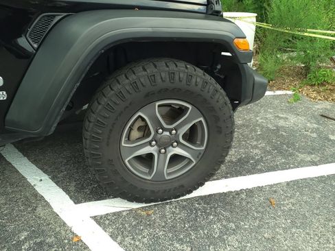 Used 2018 Jeep Wrangler Unlimited Sport S AWD/4WD image 9