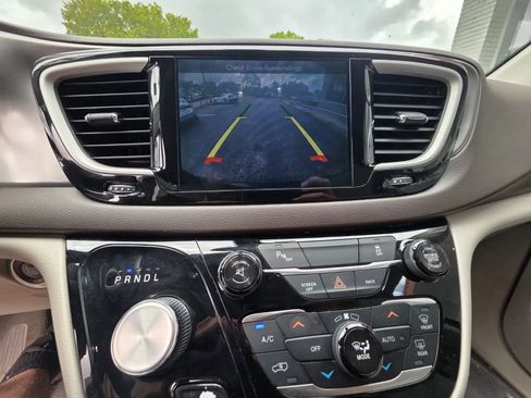 Used 2017 Chrysler Pacifica Touring-L FWD image 24