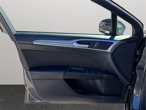 Used 2020 Ford Fusion SE image 19