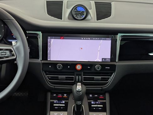 Certified 2026 Porsche Macan AWD/4WD image 23