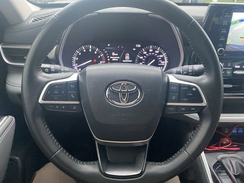 Used 2022 Toyota Highlander XLE FWD image 16