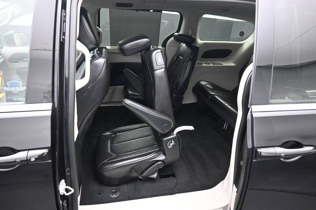 Used 2024 Chrysler Pacifica Touring-L FWD image 39