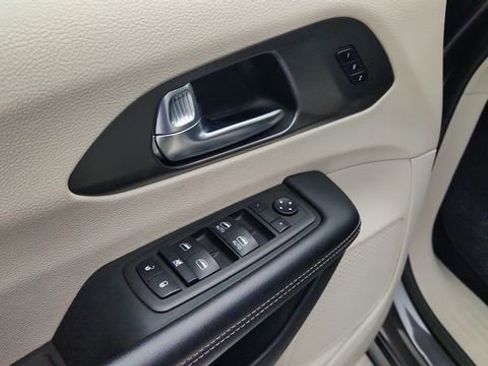 Used 2023 Chrysler Pacifica Touring-L FWD image 18