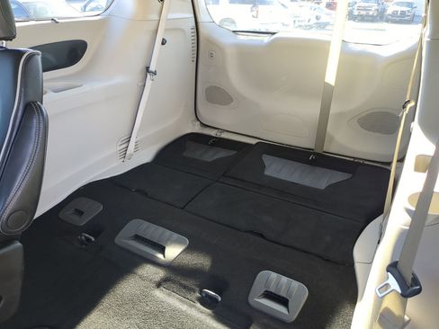 Used 2024 Chrysler Pacifica Limited image 31