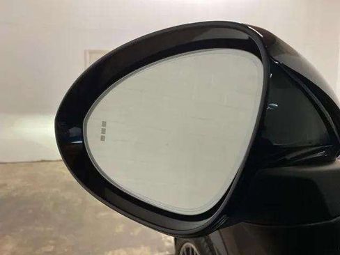 Used 2019 Porsche Cayenne w/ Premium Package image 90