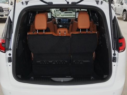 New 2026 Chrysler Pacifica Pinnacle FWD image 14