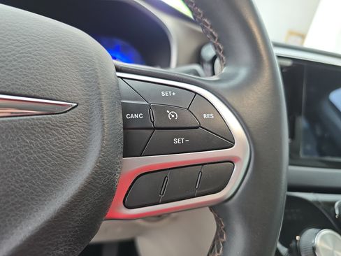 Used 2018 Chrysler Pacifica Touring-L image 19