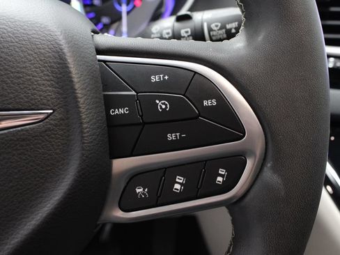 Used 2023 Chrysler Pacifica Touring-L FWD image 30