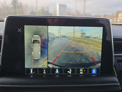 Used 2024 GMC Yukon SLT w/ SLT Luxury Package image 24